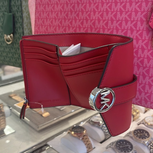MICHAEL KORS
Carmen Medium Faux Leather Wallet
Bright Red
NWT - Picture 12 of 16